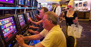 Pengguna meninjau status transaksi bertahap